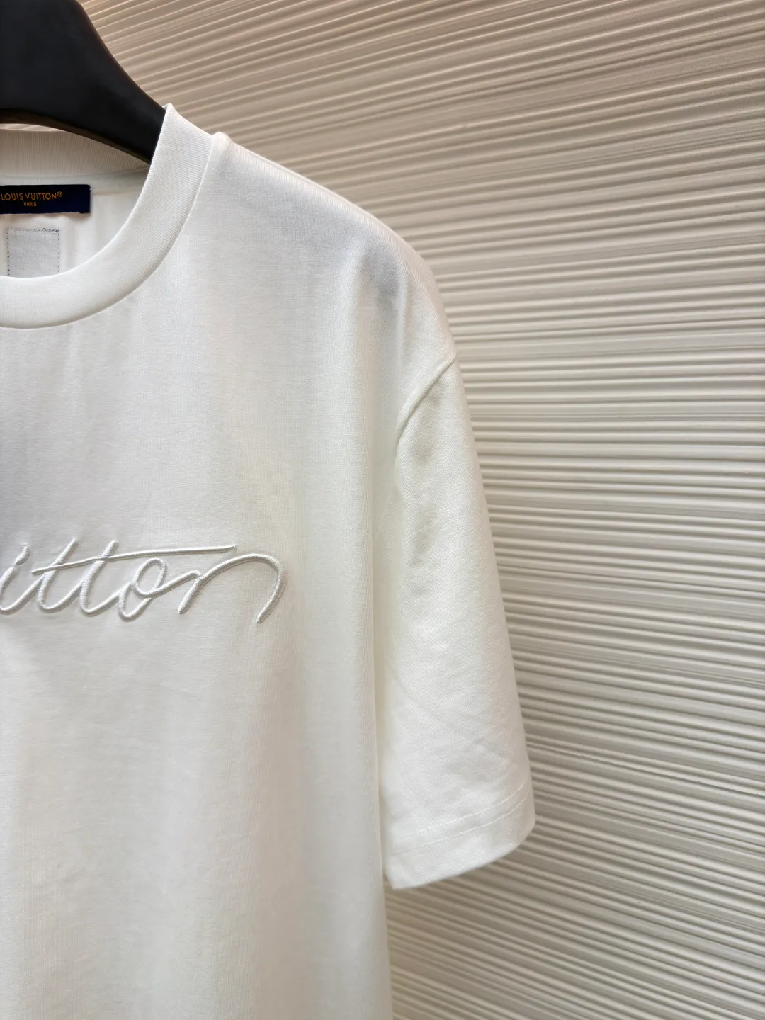 LOUIS VUITTON round neck short sleeves with hand-printed embroidery ●Original version: Purchased and developed at 9749 ●Item number: 1681489-X95 ●Material: long-staple cotton ●Technology: embroidery production ●Color: white ●Type: fitted version ●Weight: about 285 grams ●Size: S-M-L-XL ●Description: This Louis Vuitton women's short-sleeved T-shirt is exquisitely crafted. The fabric is made of high-count combed cotton and has been treated with mercerization. It feels soft and skin-friendly and has a high-grade luster. The brand logo on the chest adopts three-dimensional embroidery technology. The embroidery thread is specially dyed and reinforced. During the embroidery process, precise computer positioning and manual trimming are combined to make the letters smooth and three-dimensional and full of texture. The ribbing technology on the neckline has been woven and shaped many times to fit the neck and not be easily deformed. The body adopts seamless splicing technology to reduce friction and improve wearing comfort. From fabric selection to detailed embroidery, every craftsmanship demonstrates the brand's exquisite control of simple items. The overall wiring is straight and delicate, the fabric is comfortable and soft, and the color is consistent without color difference. It can be matched with the same style to create a fashionable look and control various occasions. Customized accessories, complete with three standards, same style for men and women!